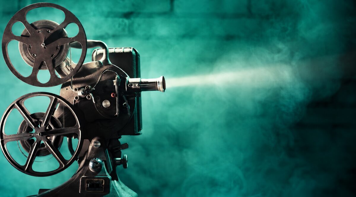 Proiettore cinematografico illuminato da luce verde smeraldo
